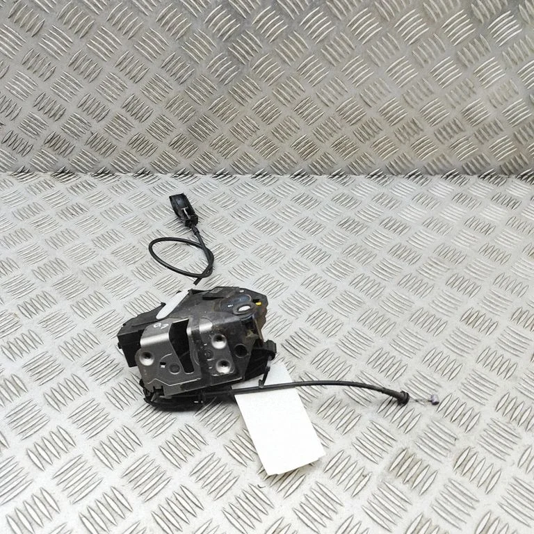 Aizmugurējo durvju slēdzene AB39A26412DA