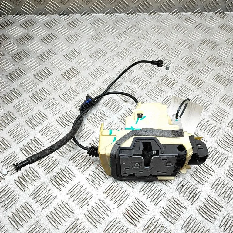 Aizmugurējo durvju slēdzene 32131412