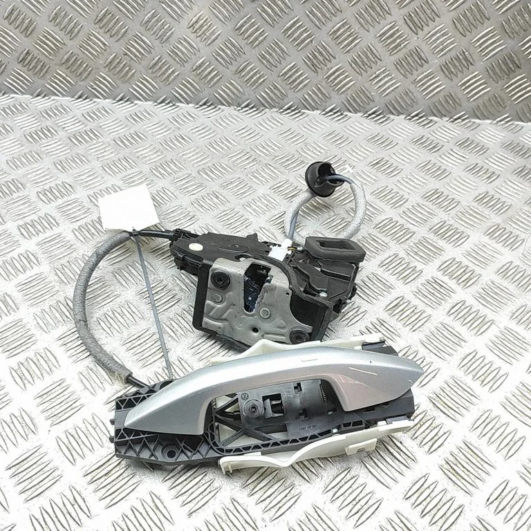 Aizmugurējo durvju slēdzene 8V0839885