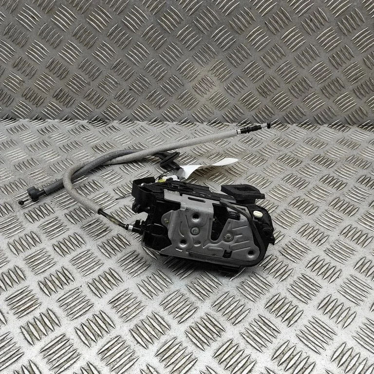 Aizmugurējo durvju slēdzene 5TA839016P