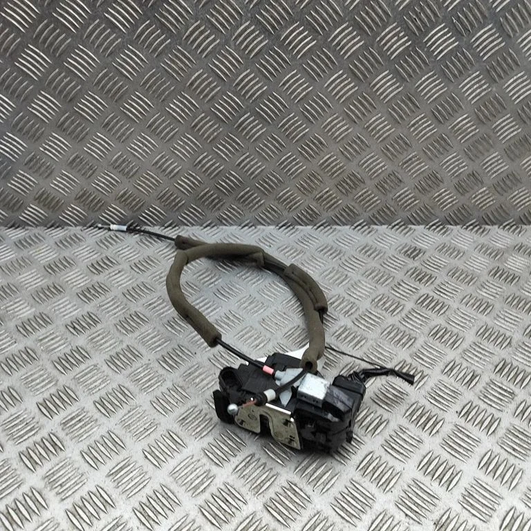 Aizmugurējo durvju slēdzene 825003NM0A