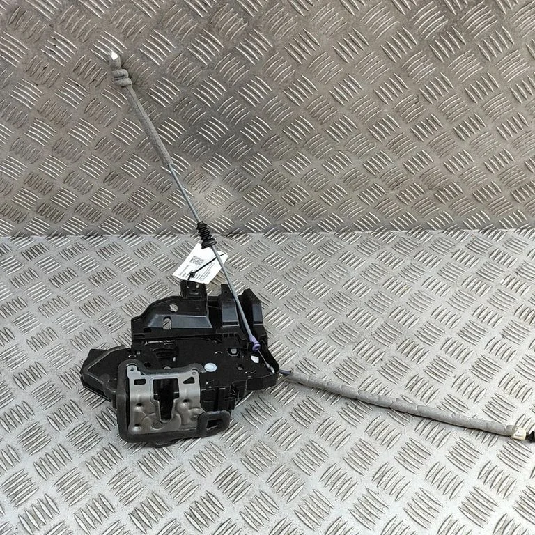 Aizmugurējo durvju slēdzene A0997303101