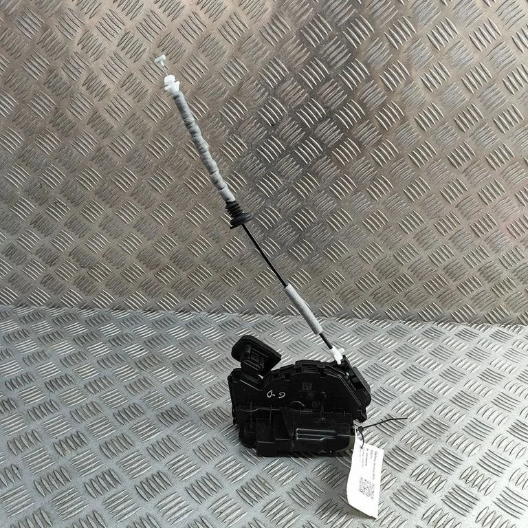 Aizmugurējo durvju slēdzene 5TA839016P
