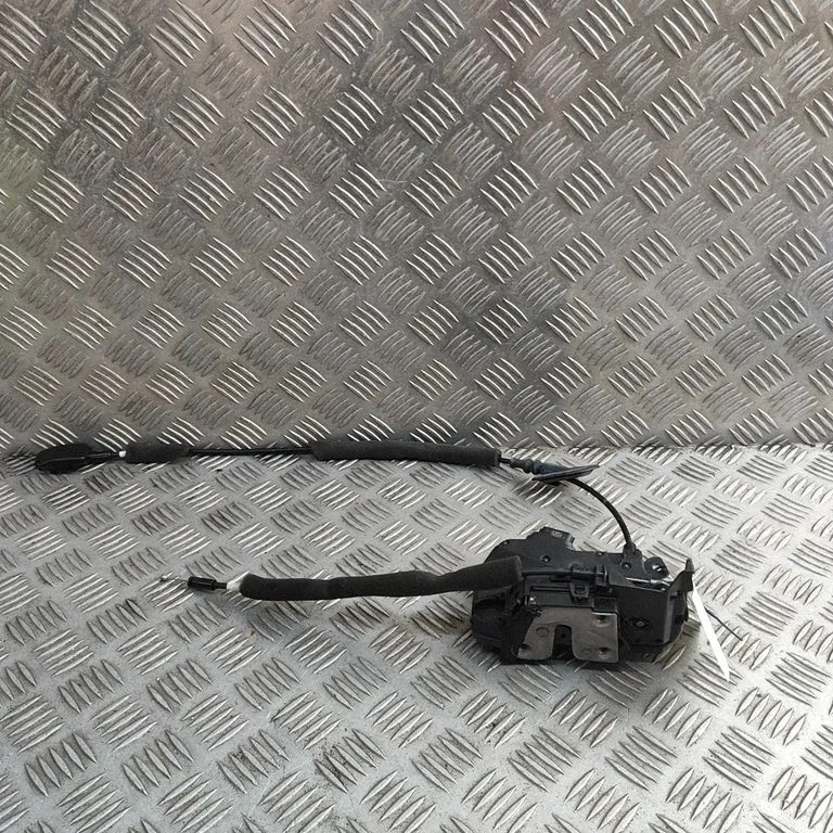 Aizmugurējo durvju slēdzene 825029694R