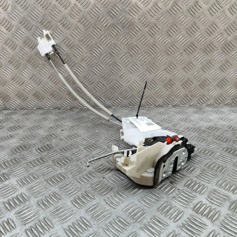 Aizmugurējo durvju slēdzene 81420S1200