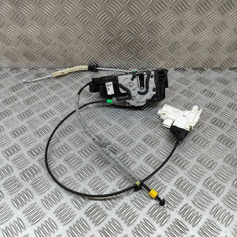 Aizmugurējo durvju slēdzene A0997303400