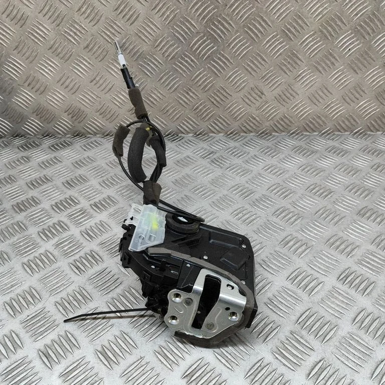 Rear door lock 6905048070