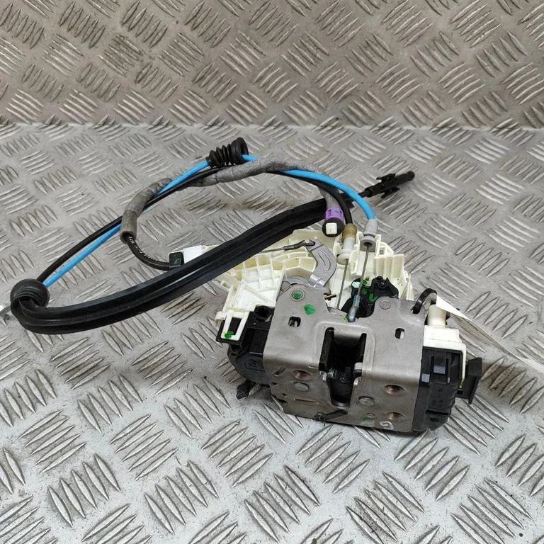 Aizmugurējo durvju slēdzene A2047303035