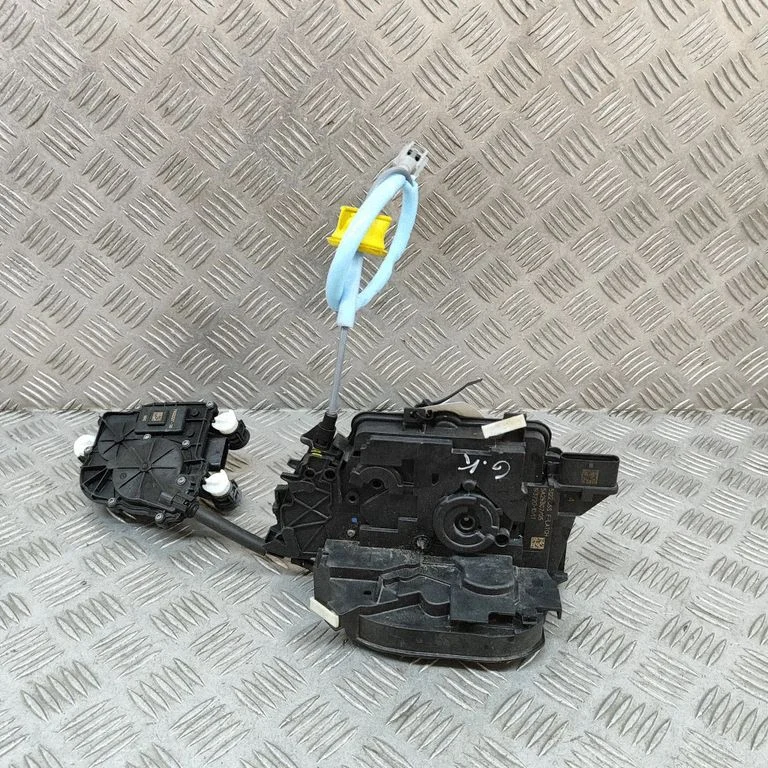 Rear door lock 7932227