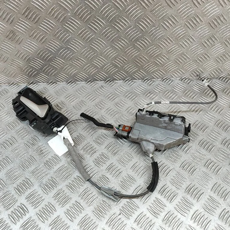 Aizmugurējo durvju slēdzene PSA305645