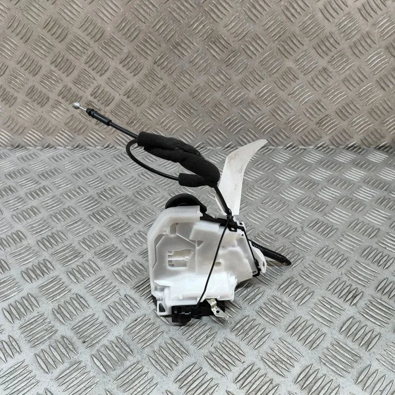 Aizmugurējo durvju slēdzene 825006UE0A