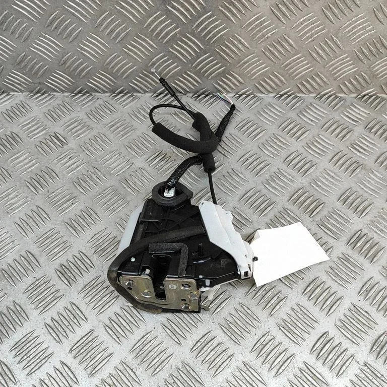 Aizmugurējo durvju slēdzene 825016UE0A