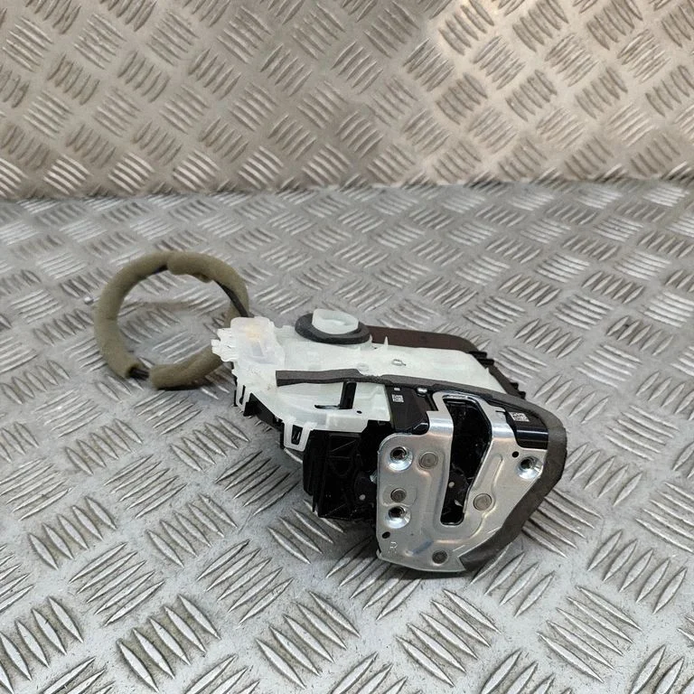 Rear door lock 6905048070