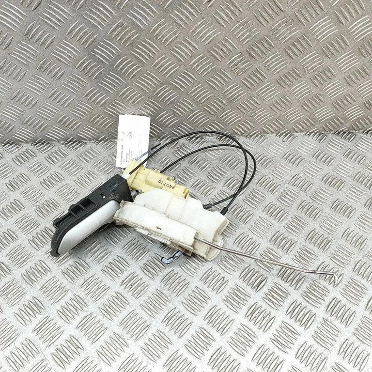 Aizmugurējo durvju slēdzene 8982317791