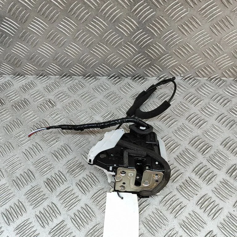 Aizmugurējo durvju slēdzene 825006UE0A
