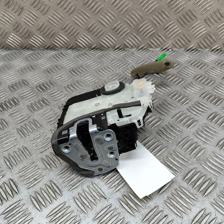 Rear door lock 6905048070