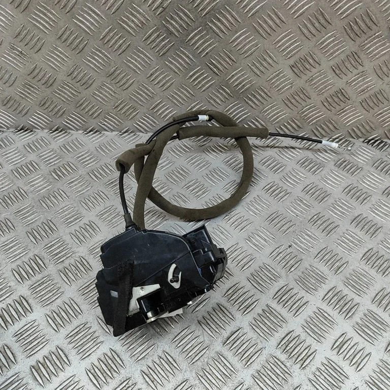 Aizmugurējo durvju slēdzene 825013NL1A
