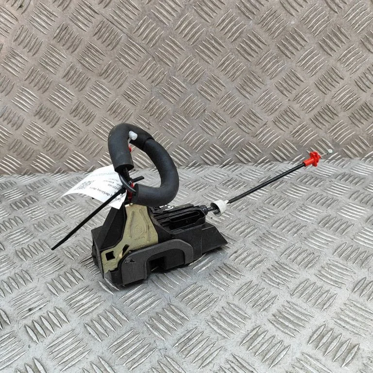 Aizmugurējo durvju slēdzene C53044100