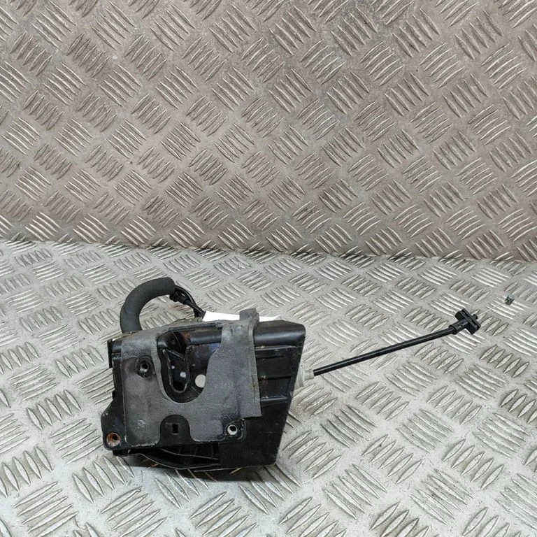 Aizmugurējo durvju slēdzene J9D324994AD