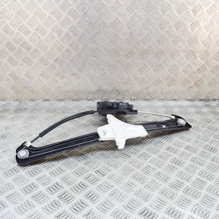 Aizmugurējā el. loga pacēlāja mehānisms bez motoriņa – Skoda Kamiq (2019-)