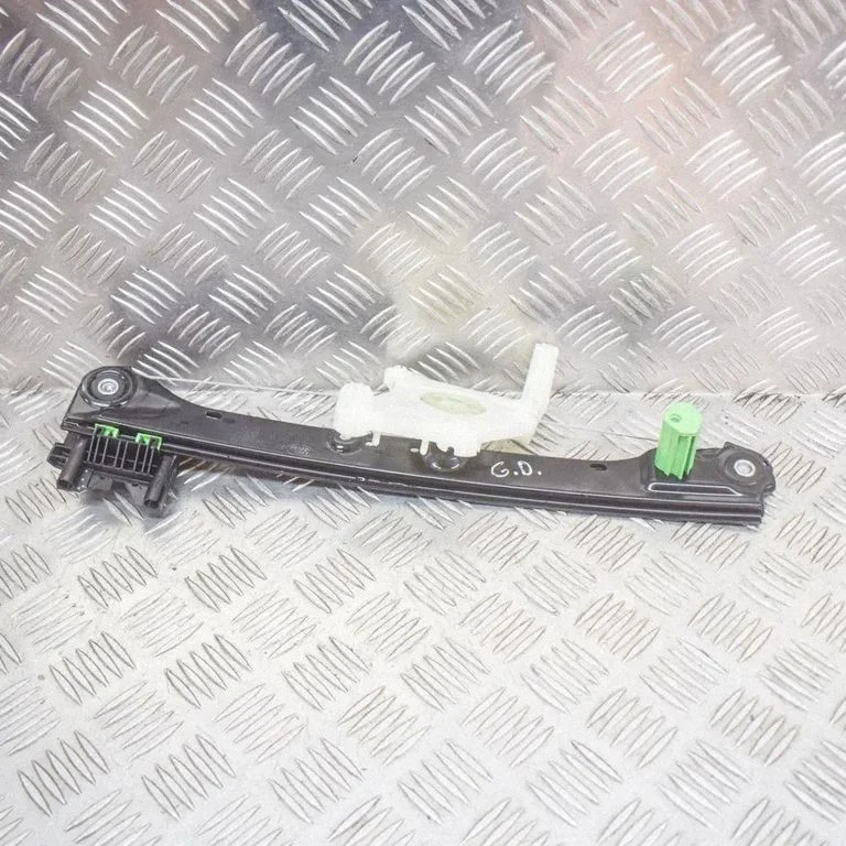 Aizmugurējā el. loga pacēlāja mehānisms bez motoriņa J9D327000AB
