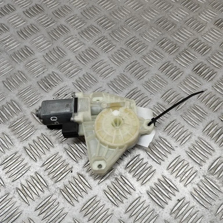 Aizmugurējā loga pacēlāja motoriņš 5Q4959801D