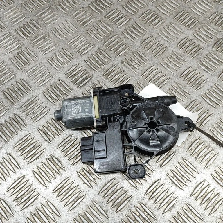 Aizmugurējā loga pacēlāja motoriņš 5Q0959811E