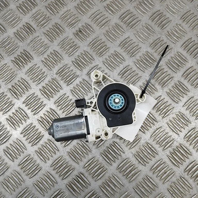 Aizmugurējā loga pacēlāja motoriņš A0009061607