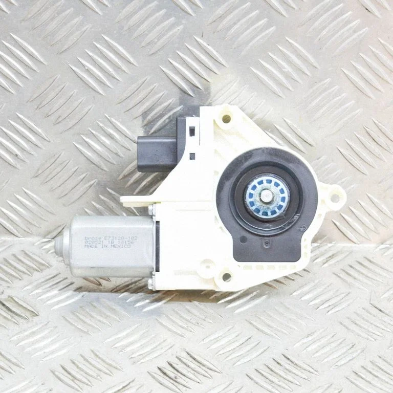 Rear door window regulator motor E66966100