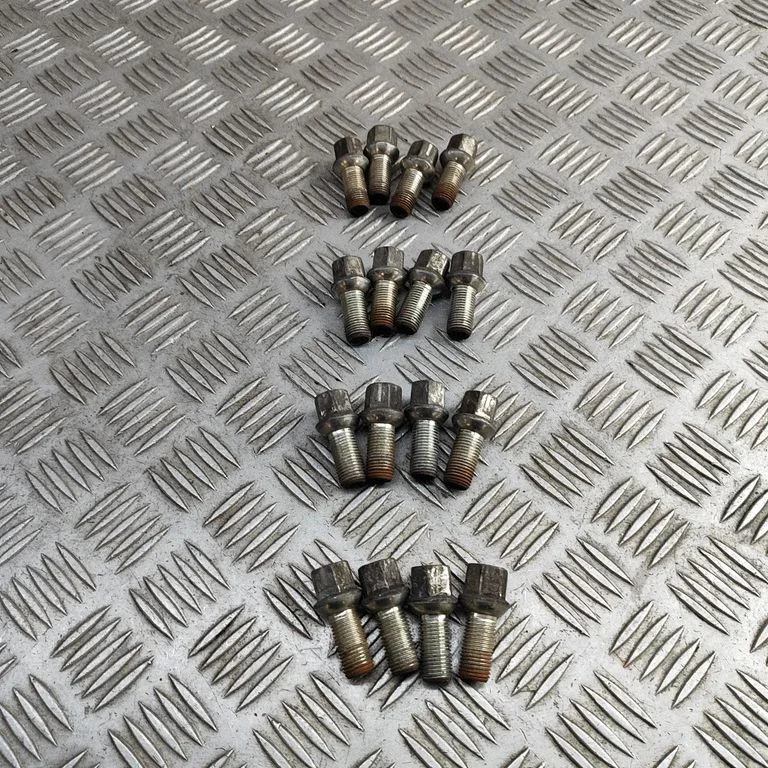 Nuts/bolts WHT002437