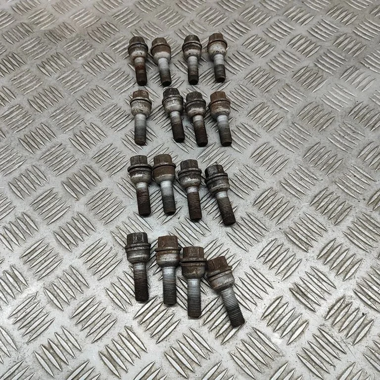 Nuts/bolts WHT001964A