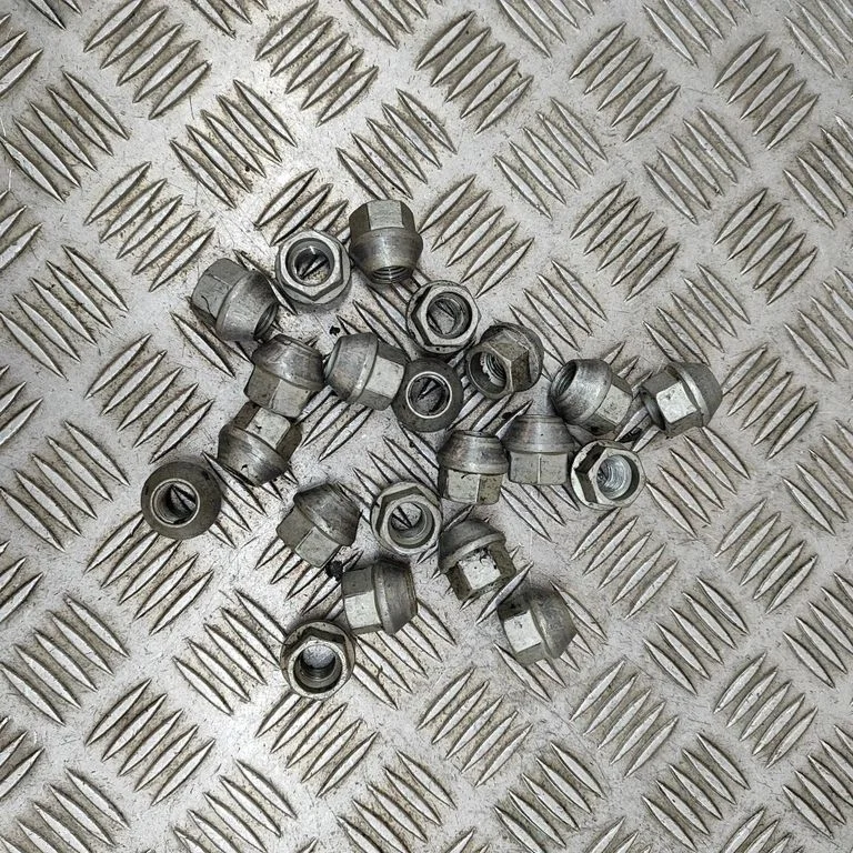 Nuts/bolts – Tesla Model Y (2020-)