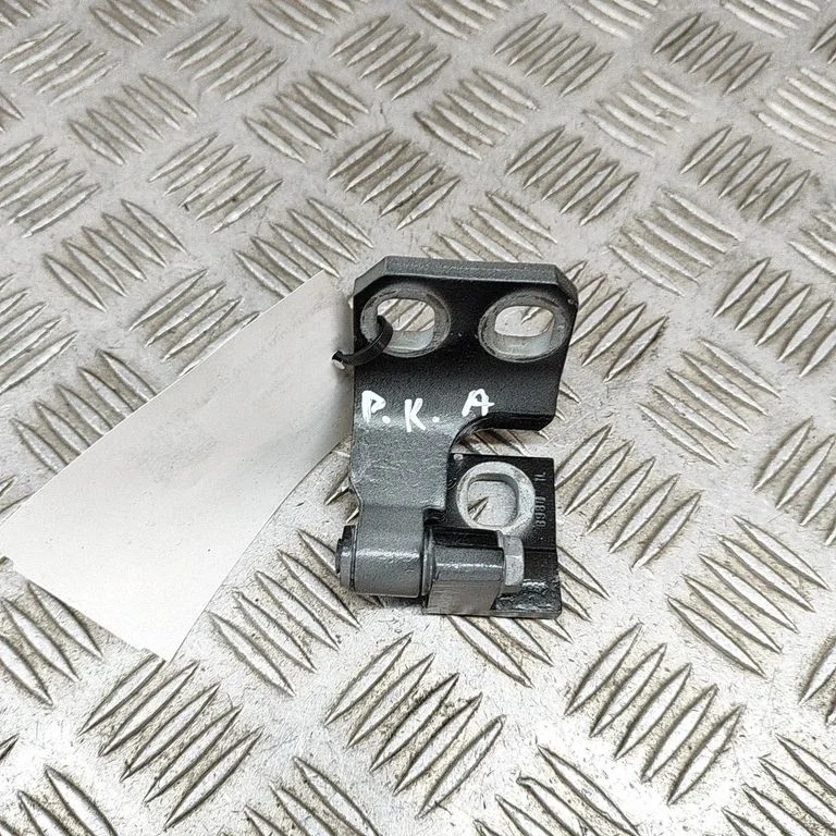 Priekšējā augšējā eņģe 675000159
