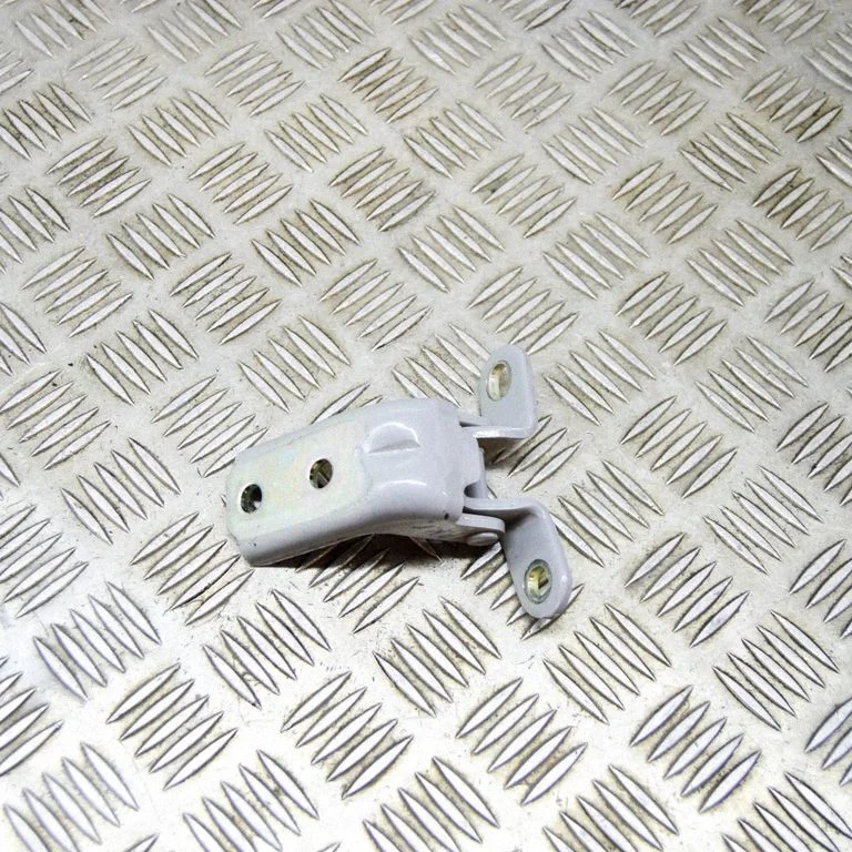 Priekšējā augšējā eņģe – kreisā