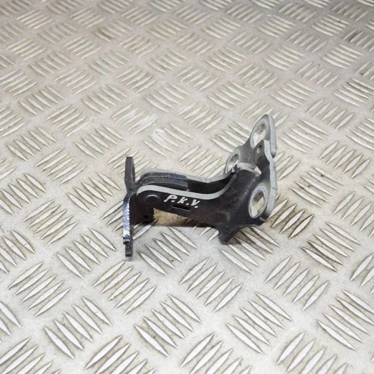 Priekšējā augšējā eņģe A046571
