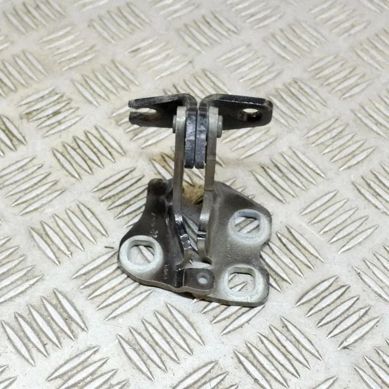Priekšējā augšējā eņģe A046571