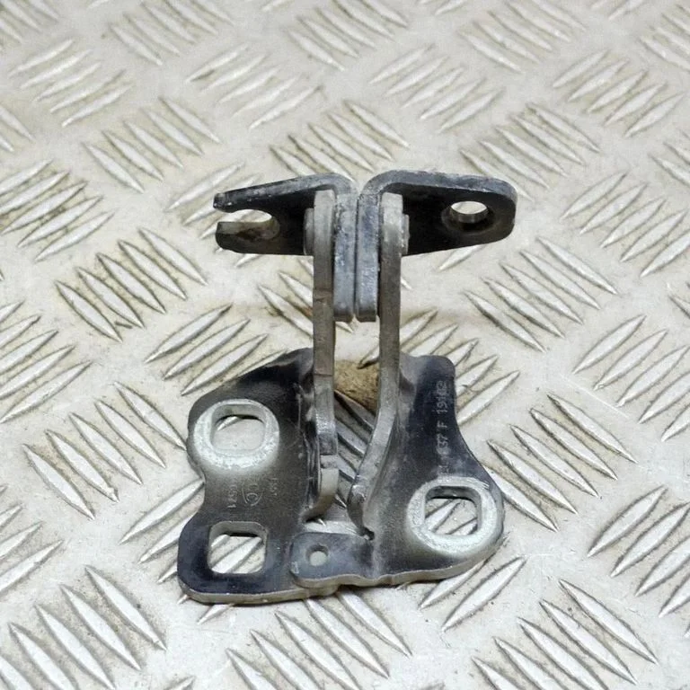 Priekšējā augšējā eņģe A046571