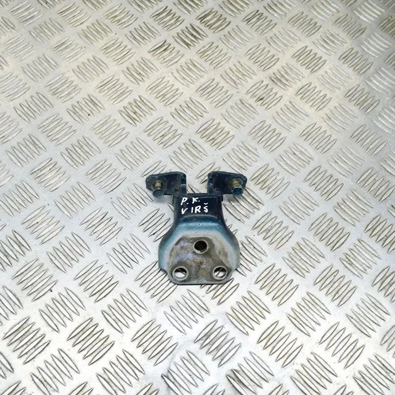Priekšējā augšējā eņģe – kreisā