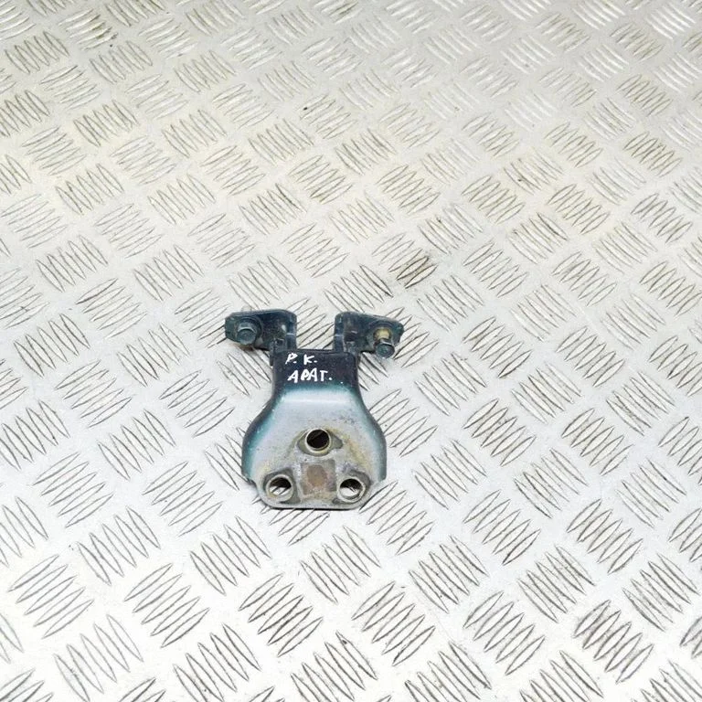 Priekšējā augšējā eņģe – kreisā