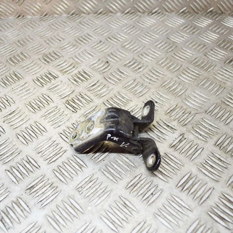 Priekšējā augšējā eņģe – kreisā