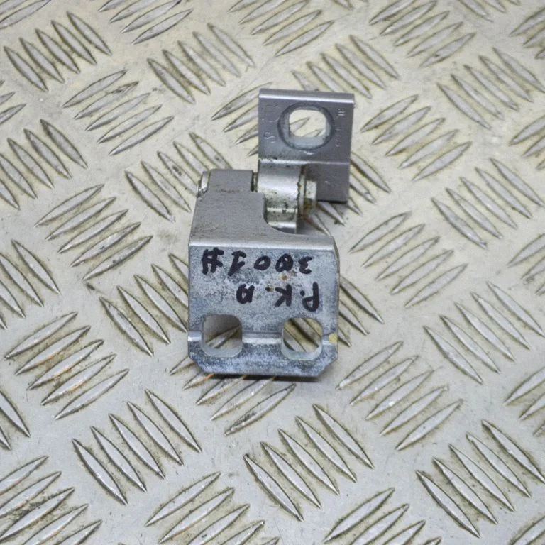 Priekšējā augšējā eņģe – kreisā