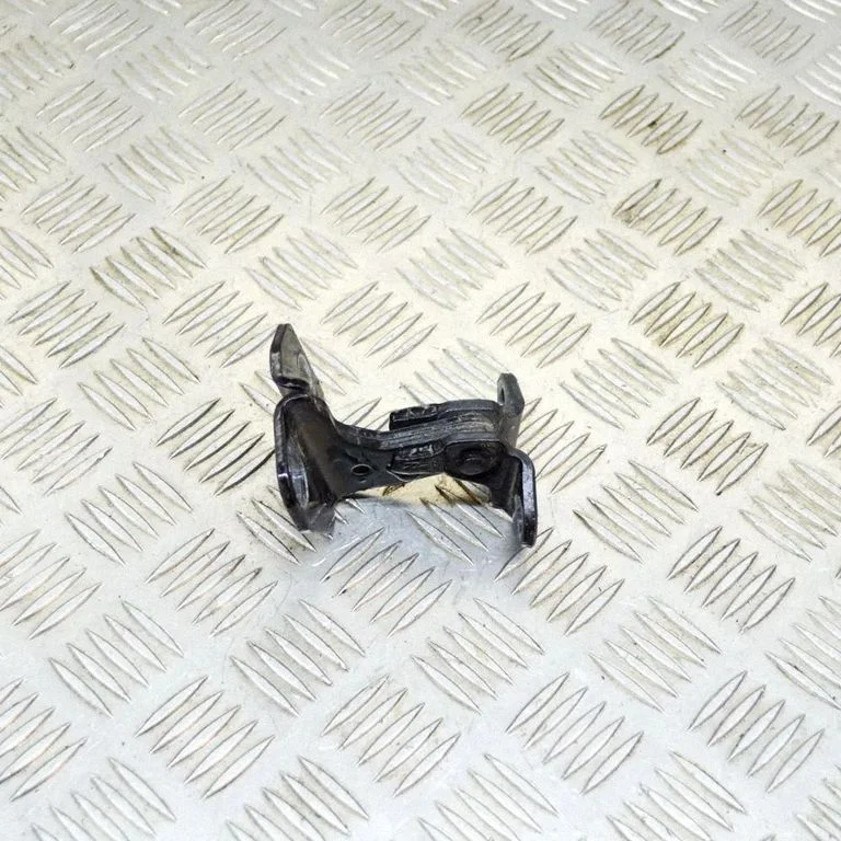 Priekšējā augšējā eņģe – kreisā