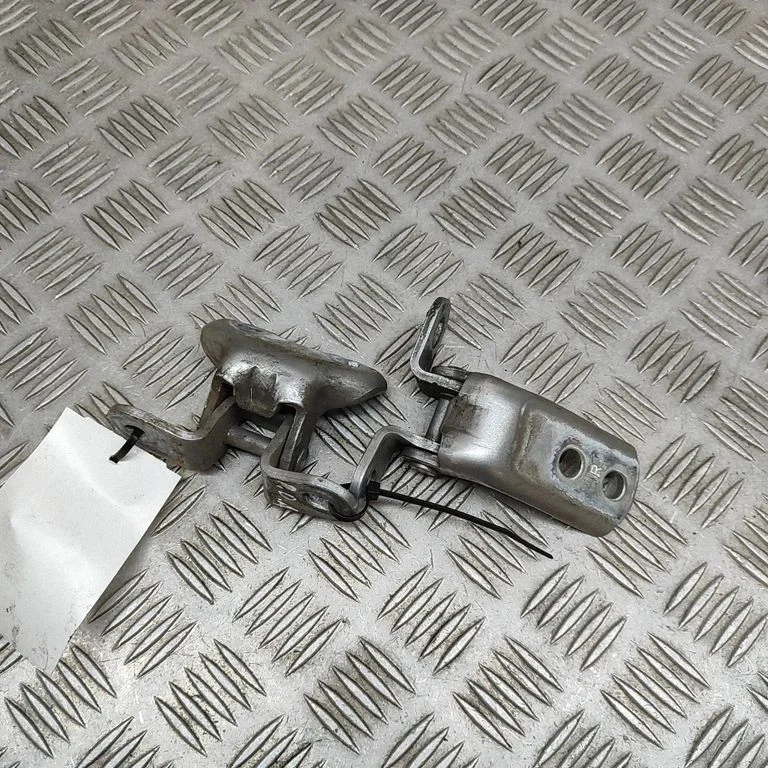 Esiukse hingede komplekt – Toyota RAV 4 (XA50) (2018-)