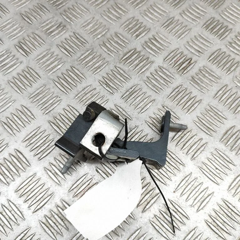 Esiukse hingede komplekt 8W0831403A