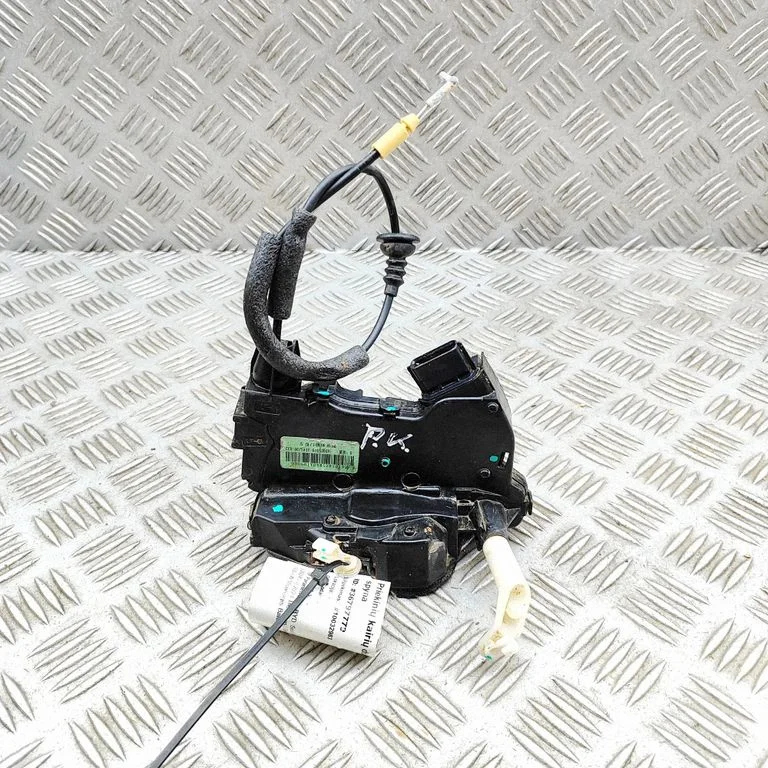 Priekšējā slēdzene (pie roktura) SA3F6105200V