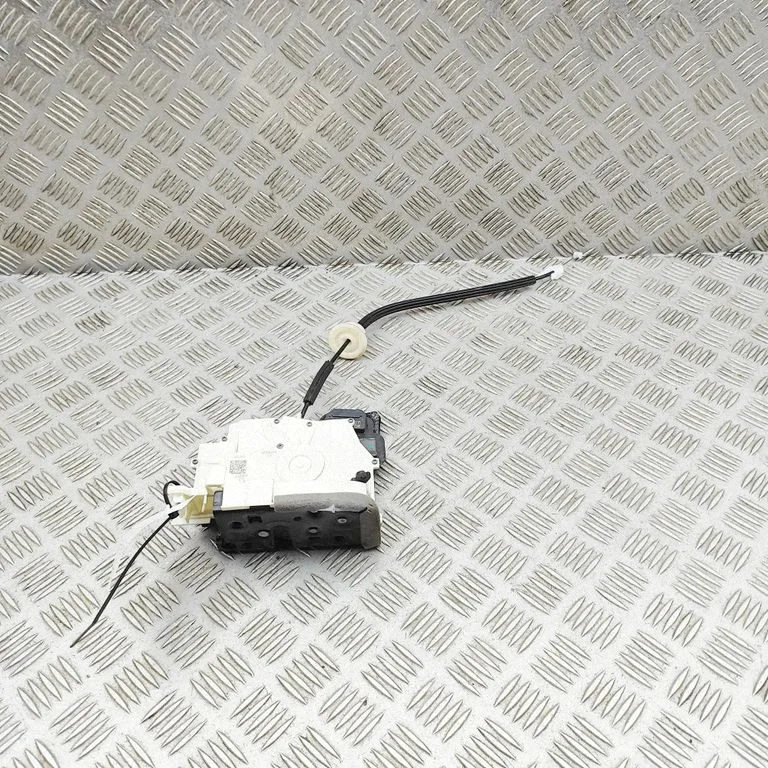 Coupe door lock (next to the handle) 4N2837015