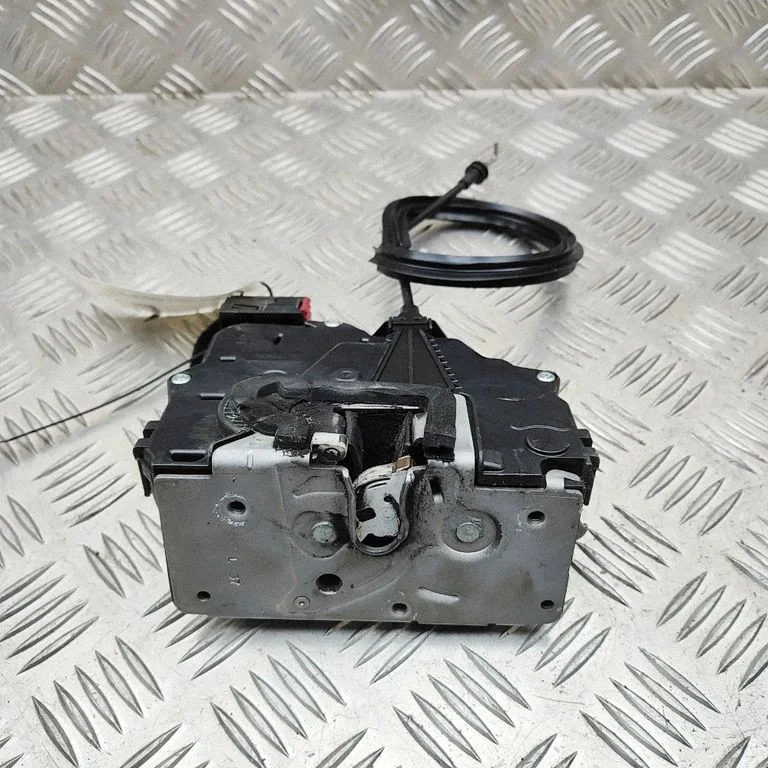 Coupe door lock (next to the handle) 1395273080