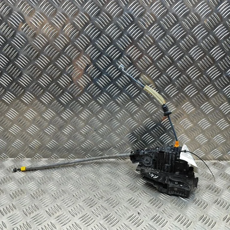 Priekšējā slēdzene (pie roktura) A2227203335