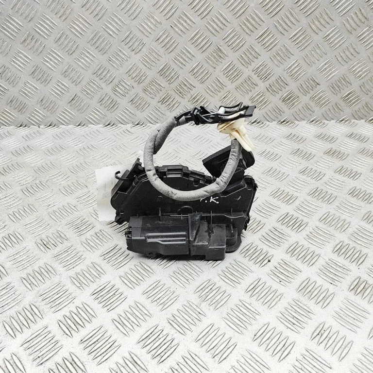Priekšējā slēdzene (pie roktura) 5TC837015B