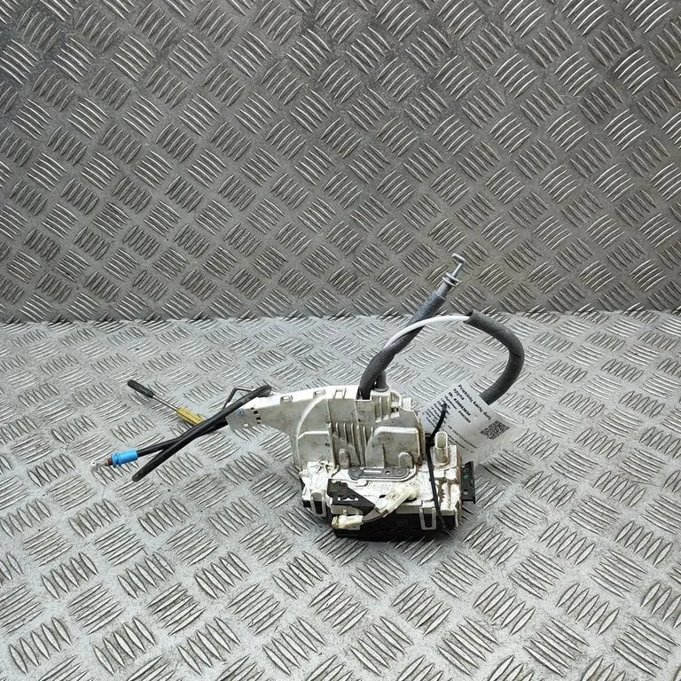 Priekšējā slēdzene (pie roktura) A9067202135